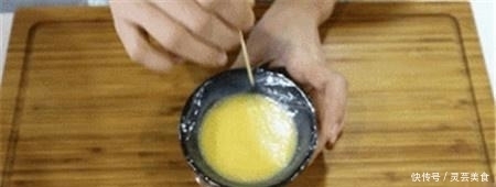 蒸鸡蛋羹,别再加生水了,掌握这3个技巧,鸡蛋羹嫩滑无气孔!
