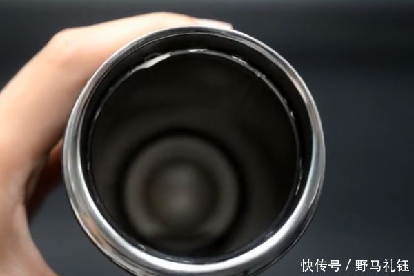 不管多脏的保温杯，教你一招，不用一滴清洗剂，细菌茶垢全洗干净