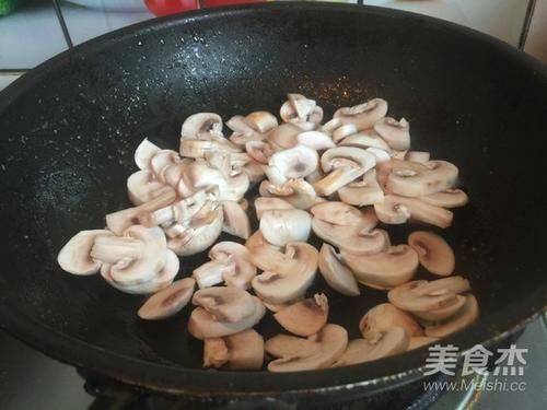 老中医不会告诉你，女人要常吃这碱性食物，皮肤白嫩，头发也乌黑