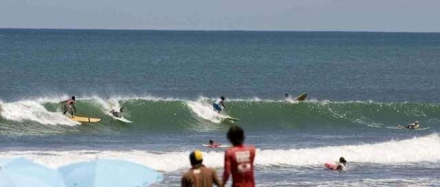 美丽|巴厘岛上最美丽的海岸，地势平坦沙粒洁白、是玩冲浪+滑板的乐园