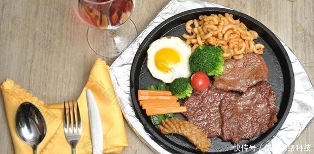 吃牛排,为什么盘中总有一个生鸡蛋,不少人直接吃,被笑土鳖!