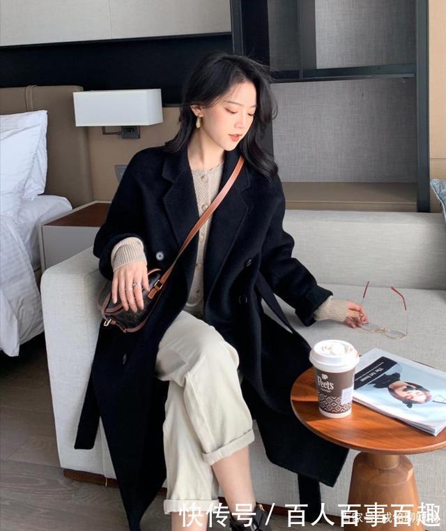 大衣下面应该搭什么懂搭配的女生都喜欢这样穿，优雅显瘦又耐看