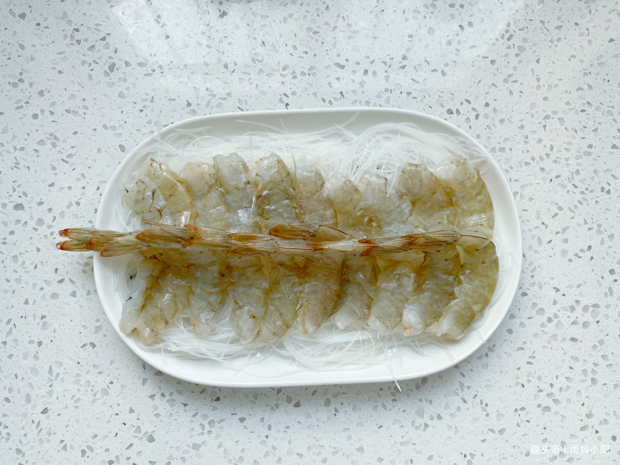 蒜蓉粉丝蒸虾,粉丝不要焯水记住1招,虾肉鲜嫩粉丝入味又好