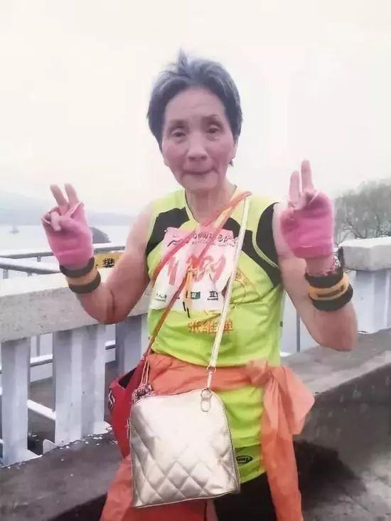 跑步|“高龄奶奶”因跑马拉松走红,自称:只要健康不要红