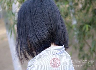 油性皮肤|头发油怎么办适当的清理头发缓解这个症状