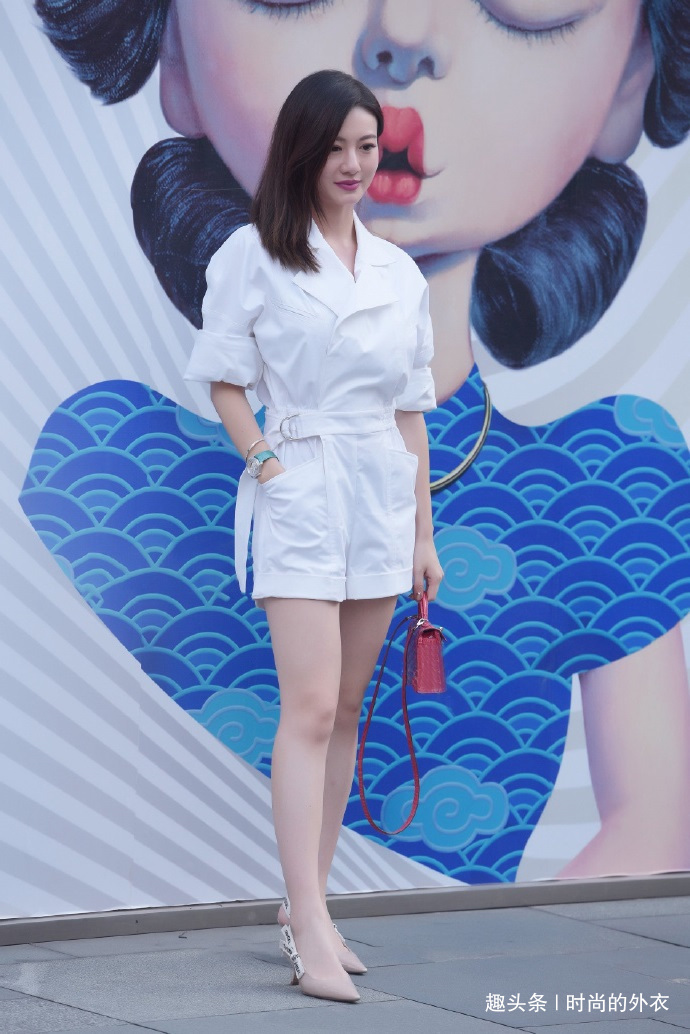 女生们 夏日的清凉着装,连衣短裤让人念念不忘,简约耐看又大方