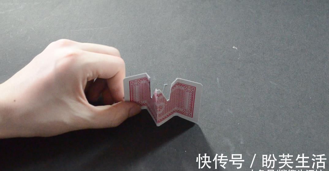 用旧的扑克牌别再扔了, 剪几刀, 粘在厨房里超实用, 人人见了都夸好