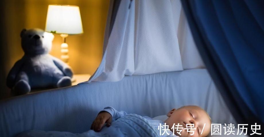 孩子|新生儿为什么偏爱投降式睡姿,需要纠正吗,很多家长做错了