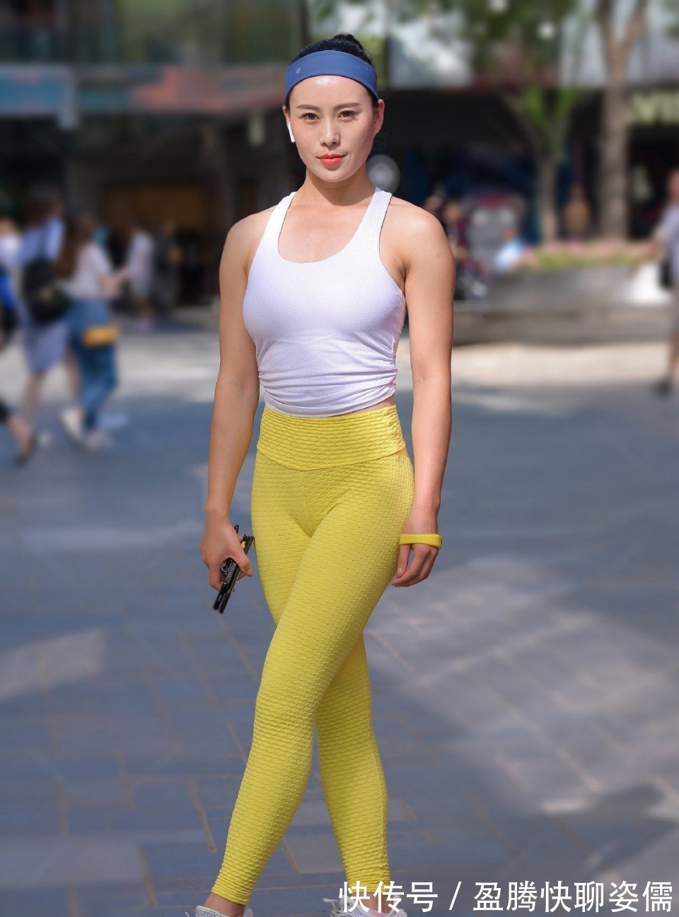 背心|背心配运动裤,穿出优美的休闲运动风,尽显美的活力