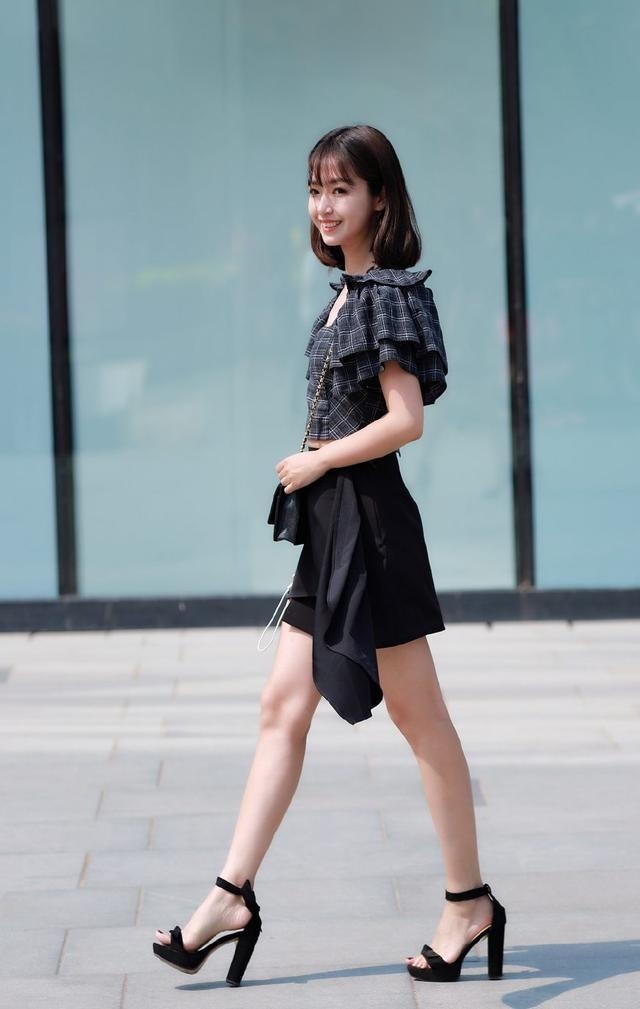 街拍:肤白似雪的小姐姐,美的光彩耀人让人惊艳