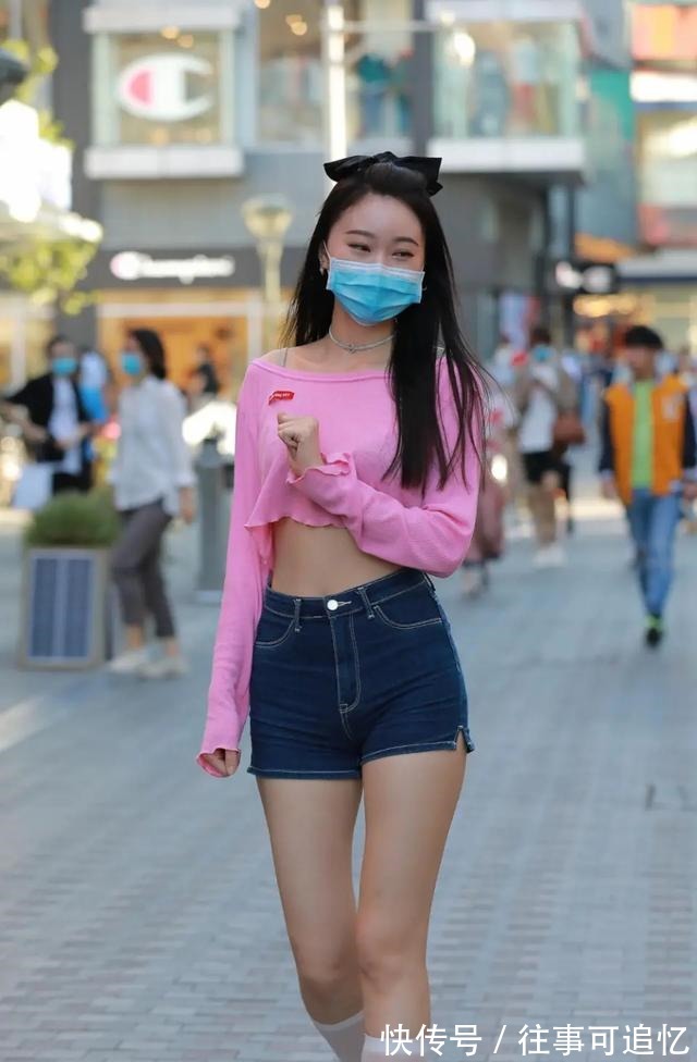 牛仔短裤 初秋,粉色短款长袖衫,搭配蓝牛仔短裤既清凉又时尚,清新又减龄!