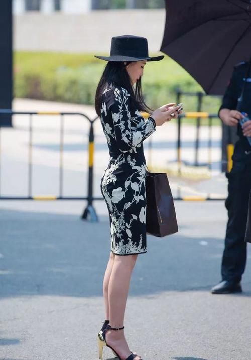  走起路来|美女脚上搭配一双白色尖头高跟鞋，走起路来显得会更加的有女人味