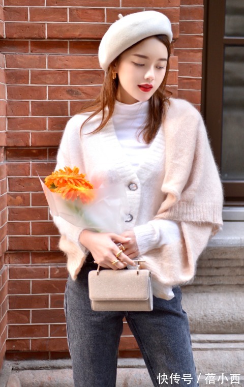 小蛮腰 开春之后穿什么才时髦?推荐“毛衣+牛仔裤”,百搭耐看不挑人