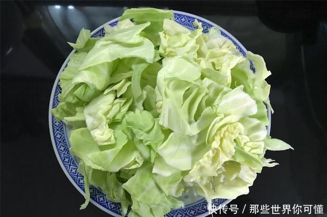炒包菜时，别直接下锅，学会这一招，包菜鲜嫩爽脆，百吃不厌