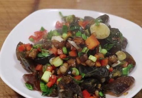 好吃|皮蛋这种做法很多人都没吃过,鲜嫩入味不腥,比凉拌皮蛋还好吃