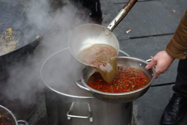  铲子|在贵州侗寨感受侗年的“奇特风俗”，铲子铲肉，千人同桌喝酒吃饭