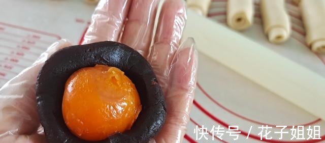 蛋黄酥|自制蛋黄酥的做法,层层酥脆口感好,中秋节送亲友有面子!