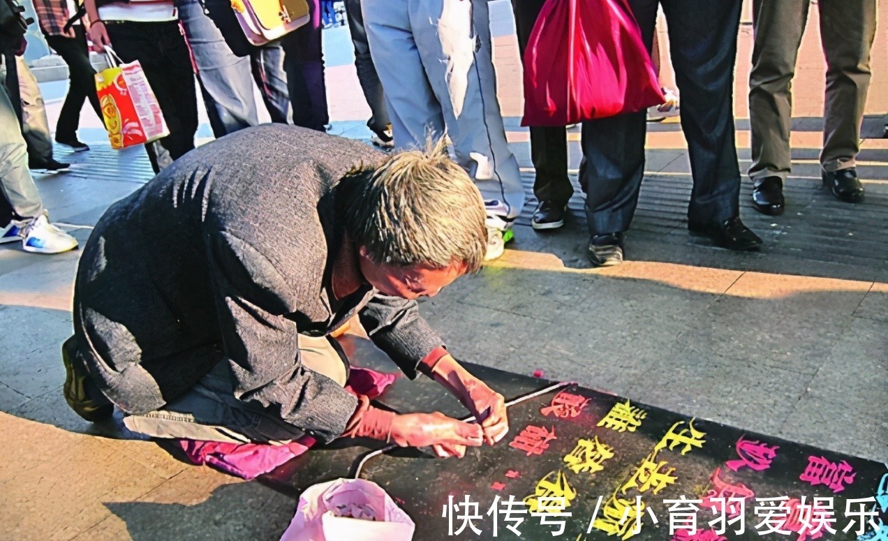 腰间盘突出&街头乞丐苦练10年粉笔字,方正字库上门求购,从此改变人生命运