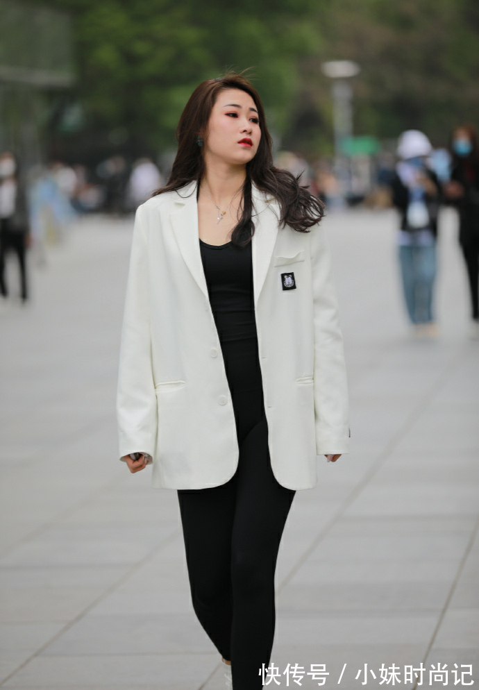 健美裤|解决初秋穿搭问题，选择小西装搭配“紧身裤”，既随性又好看