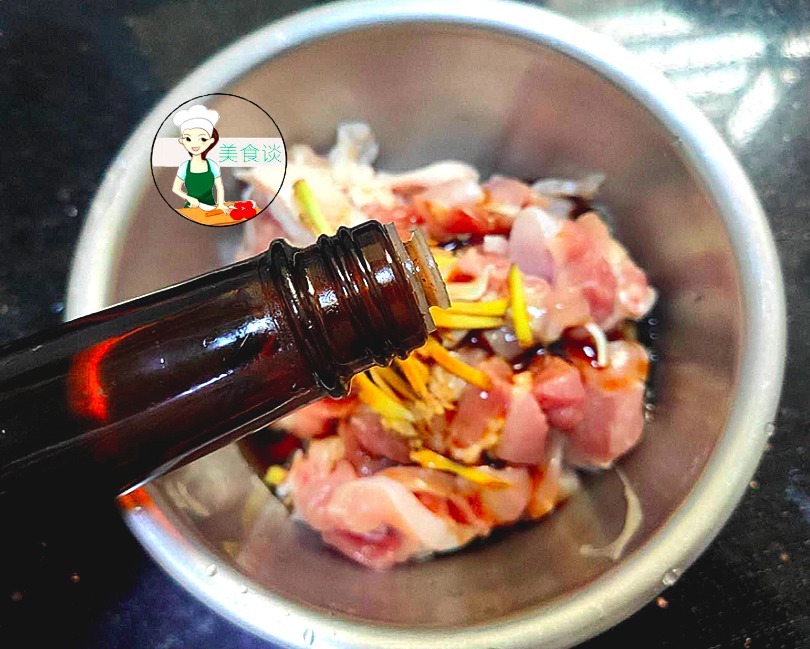 鸡腿肉别老红烧了,学会此做法,简单炒一炒,上桌胃口大开,特香