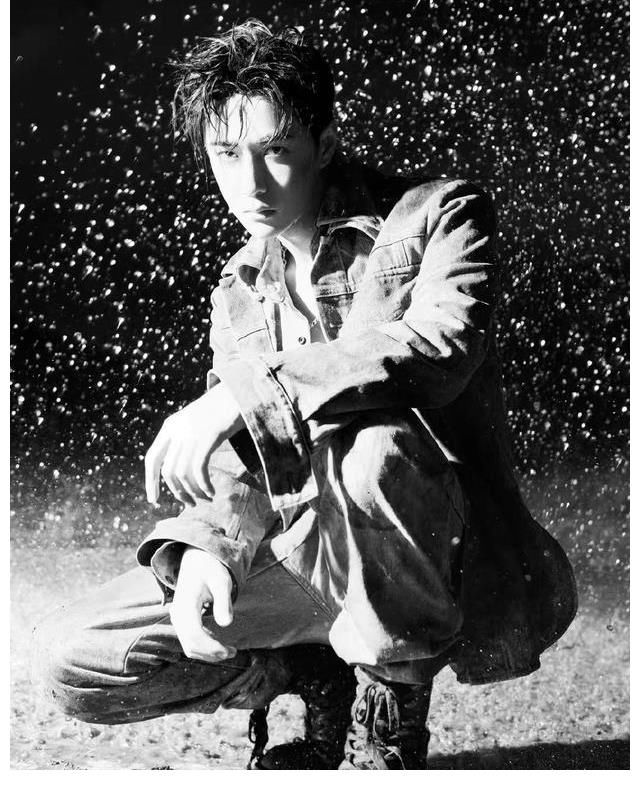 眾星云集GQ年度盛典，總編安排男星下海。網(wǎng)友：王一博在就更好了