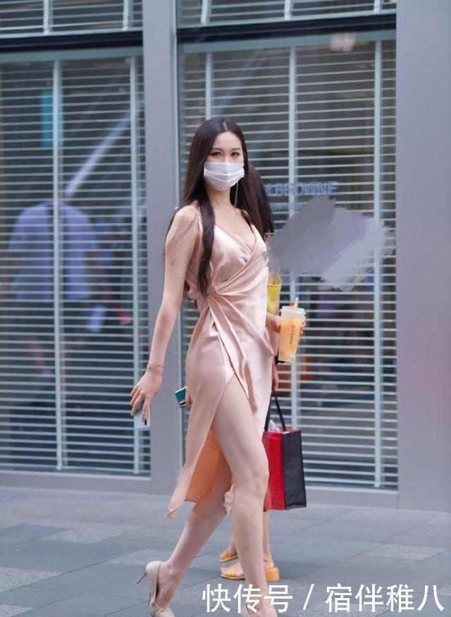 小姐姐选择了精致的妆容,让自己看起来更显俏美