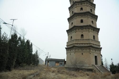 古塔|崆峒山有一个古塔托松奇景，可是专家说，这棵古松对凌空塔有害