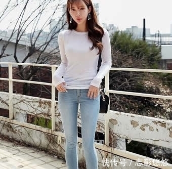 紧身牛仔裤美女:拥有一条紧身牛仔裤,展现女性满满的活力