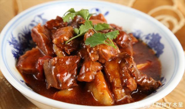 翻炒均匀|今日美食土豆炖牛肉,跟我这么做,保准让你的味道上升一个层次