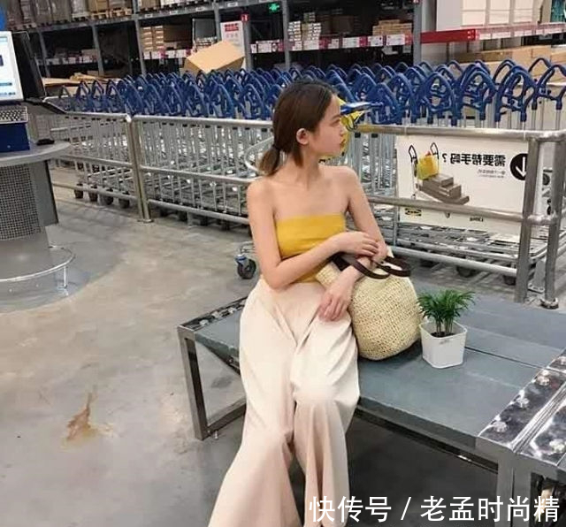 牛仔裤|街拍,美女穿着一件很简单的裹胸,看着很是迷人