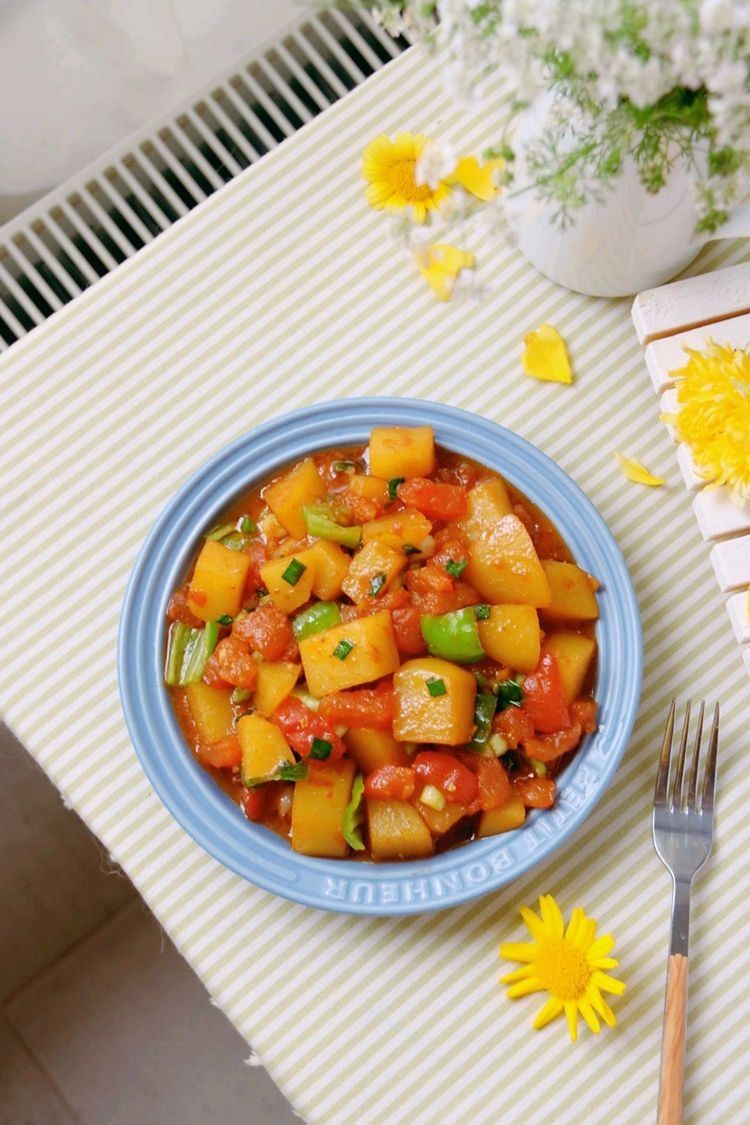 2个土豆加2个西红柿，简单一烧，比肉还好吃