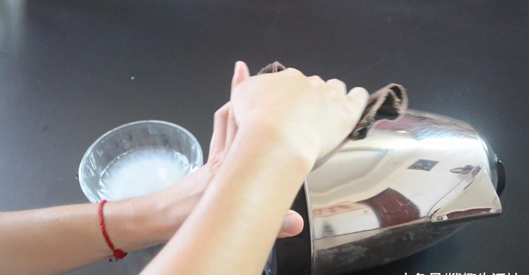 烦恼|用蜡烛在电水壶上擦一擦太实用了, 解决了很多人的烦恼, 赶紧试试