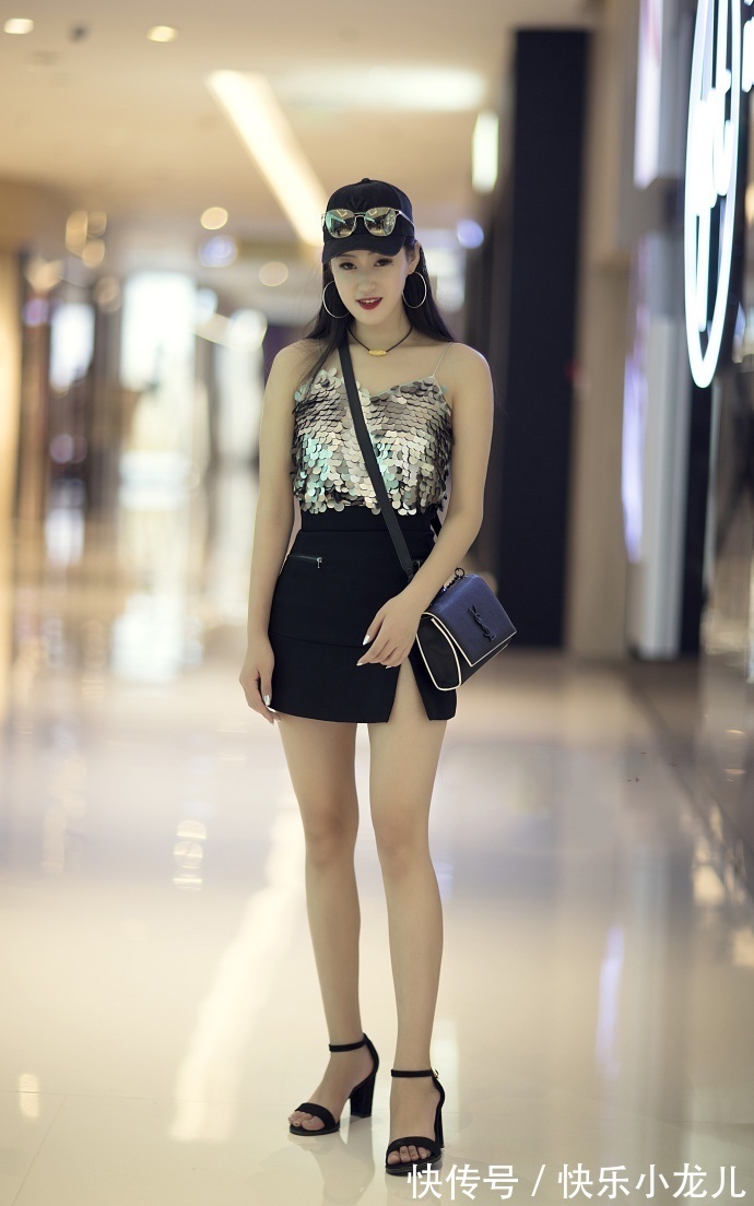 包臀裙|路人街拍，个性张扬的穿搭，身穿吊带的鱼鳞装，很是时尚可爱