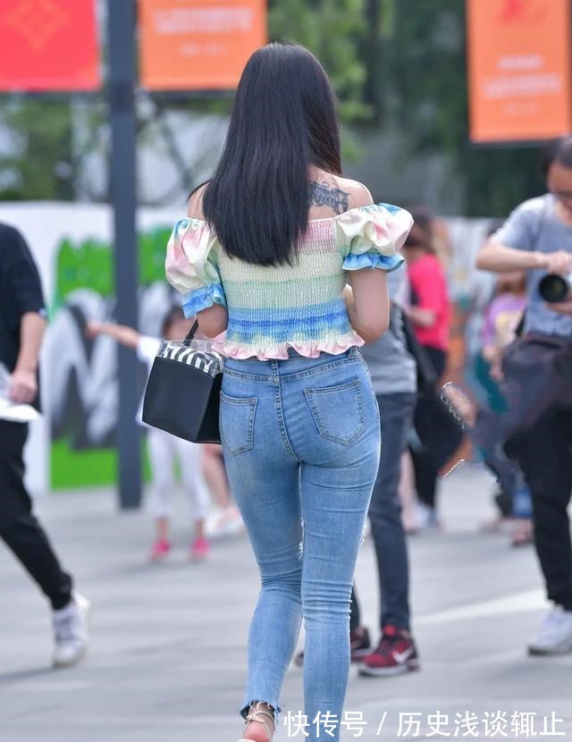 破洞 牛仔裤增加破洞的点缀,穿着时尚又好看,美的靓丽又有活力!