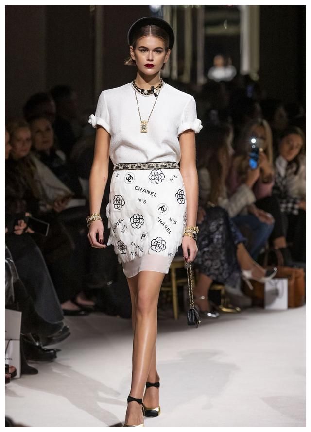 超模凯雅·杰柏现身巴黎时尚走秀，她越来越动人了