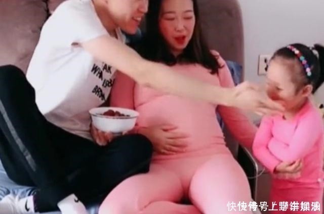 二胎|媳妇怀了二胎,宝爸亲自喂草莓,一旁大女儿的眼神太有戏!