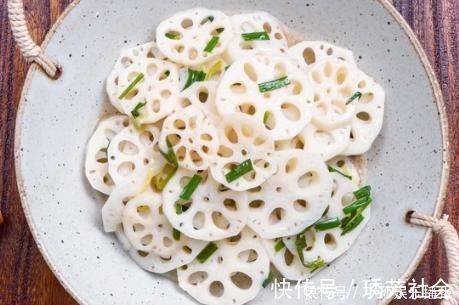 脆爽|炒莲藕一下锅就发黑？老师傅：教你1招，藕片白净不发黑，更爽脆
