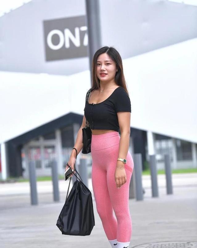 t恤|黑T恤配粉色瑜珈裤,百搭还不错,只是肌肉有点发达