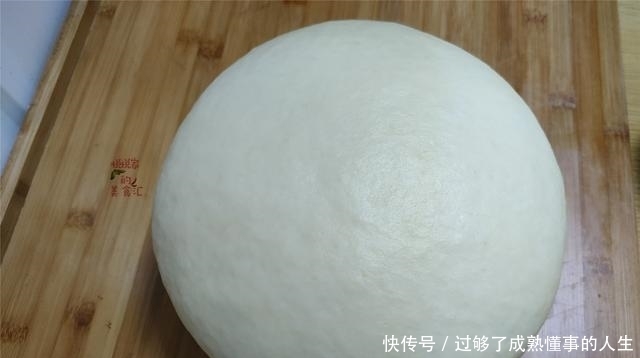 1碗面粉2个鸡蛋,教您做电饭锅面包,一看就会,简单好吃零失手