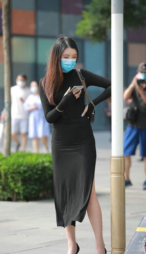 窈窕 穿黑色紧身裙搭配尖头细跟鞋,轻松打造窈窕身材,清凉还能不显胖