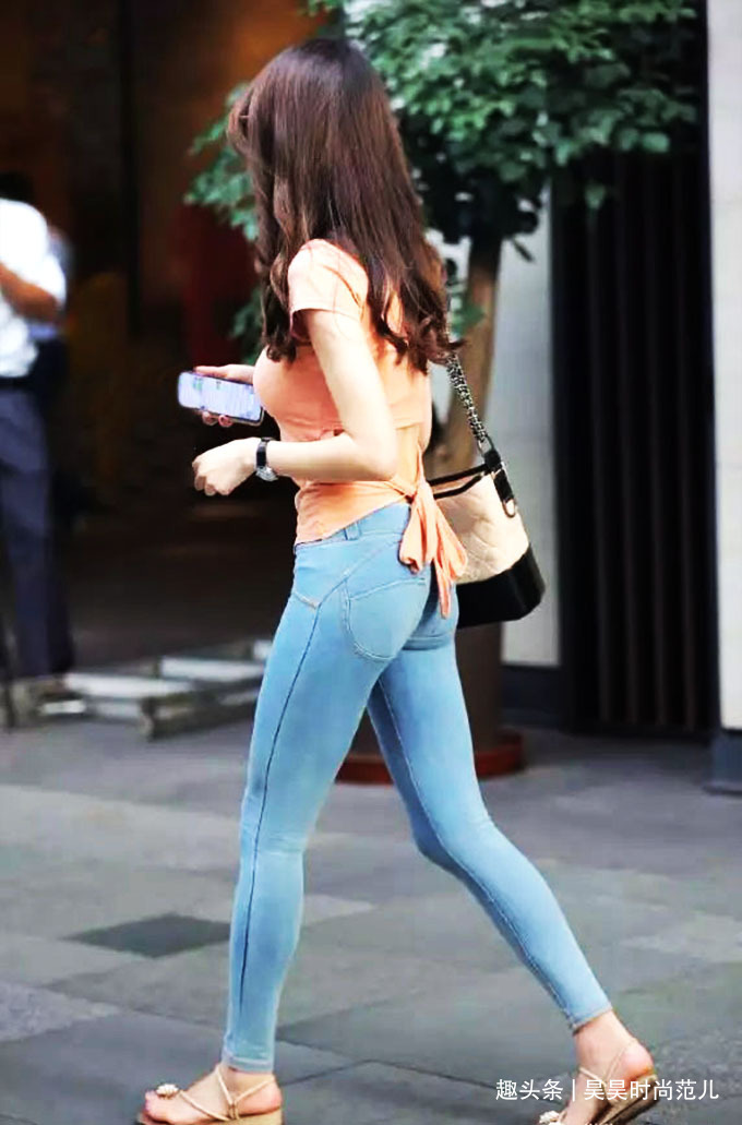 越简单的穿搭越时尚，短袖T恤+牛仔裤搭配，轻松摆脱初秋穿衣烦恼