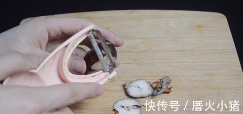 荸荠去皮原来这么简单，教你新办法，轻松剥出完整荸荠，太实用了