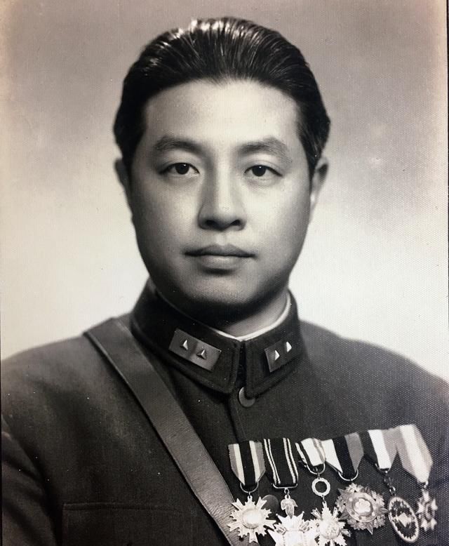 衔成|他14岁参军36岁当中将，42岁晋衔成上将，孙女当歌星火遍海外