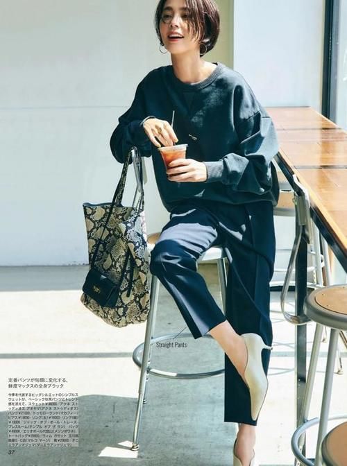 40岁的女人，穿卫衣别配打底裤，学日本博主这样搭，时髦又减龄