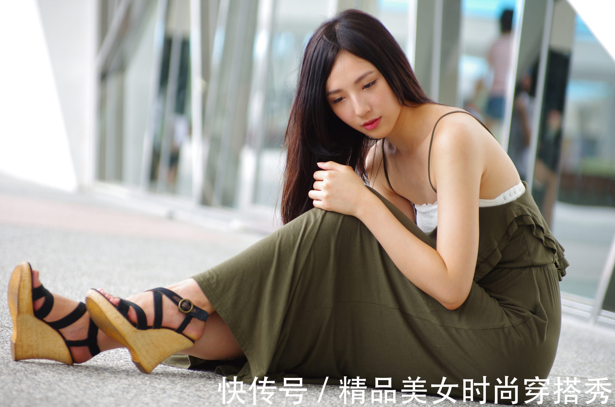 女生们|简单而不失风度的吊带连衣裙,很值得不会穿搭的女生们收藏起来