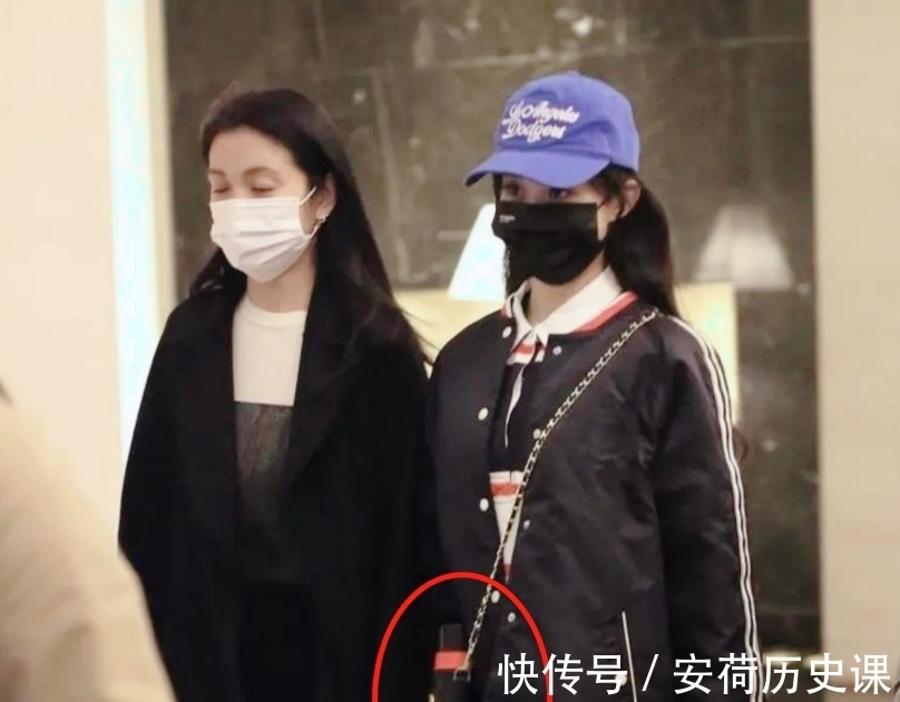 漫画|赵丽颖在机场被拍,身上背着水壶被多人护送,漫画腿吸睛