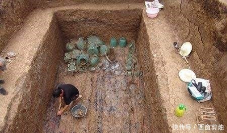 盗墓贼#专家挖开一座古墓,发现已被盗12次,墓主人 头颅被劈一半很残忍!