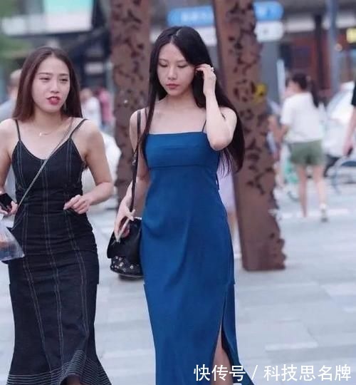 逛街 妹妹背着一件上衣逛街,穿着幽蓝长裙,带着银色高跟鞋,气质不错