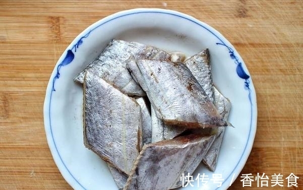 油炸|油煎带鱼用淀粉还是面粉？想要外酥里嫩就用它，颜值高又香喷喷