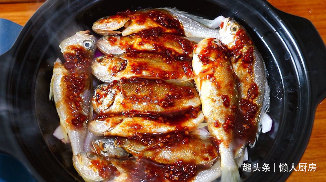炖煮|这鱼我家隔天吃一次,锅底放这些,不加水炖煮,鱼肉鲜嫩
